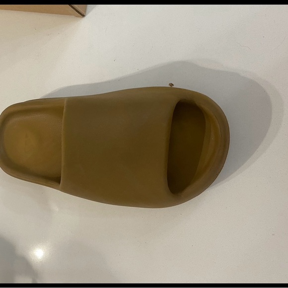Adidas Yeezy slides size 4 ochre colorway - Picture 2 of 10